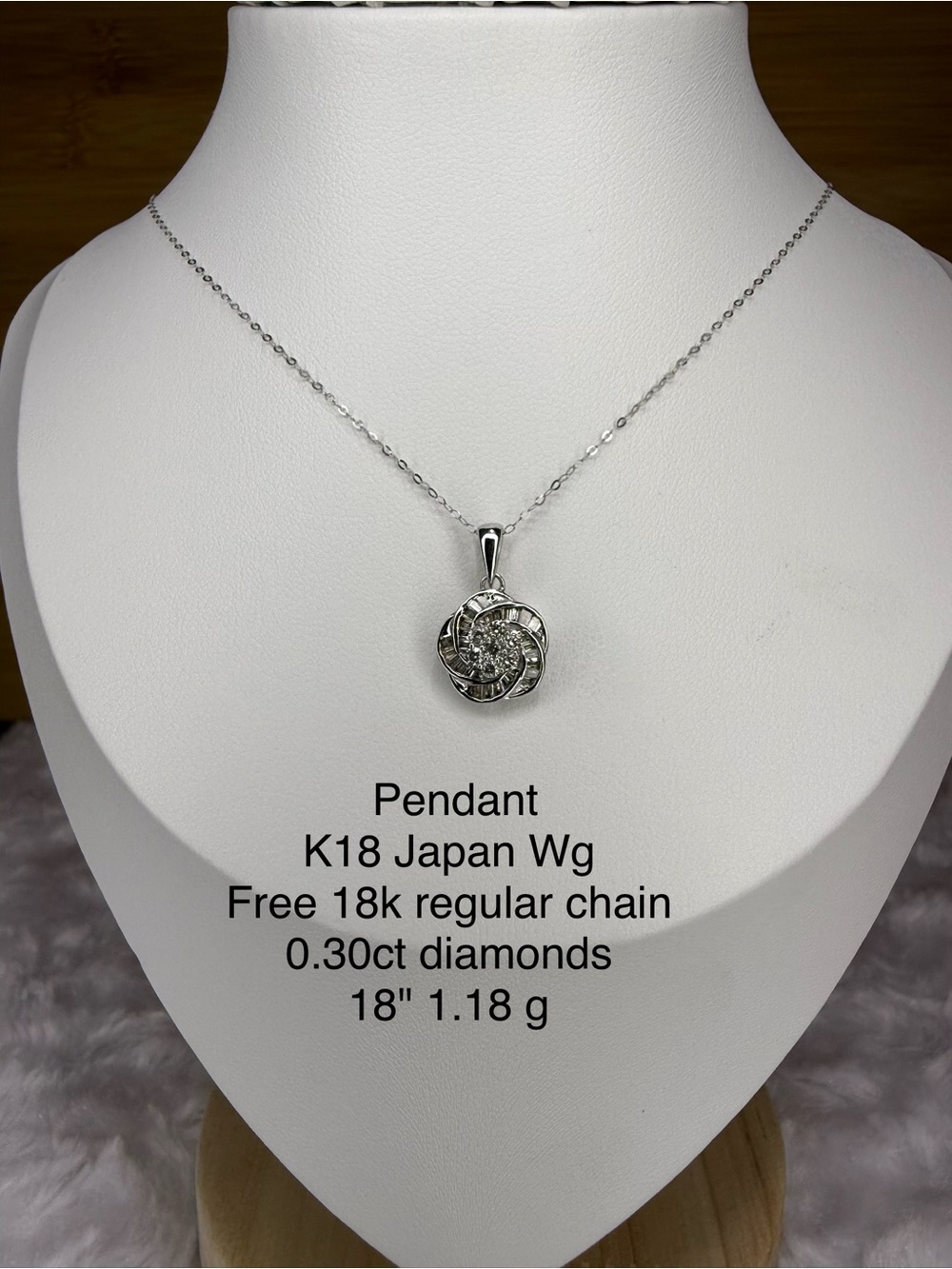 K18 White Gold Diamond Flower Pendant Necklace - 0.30 ct